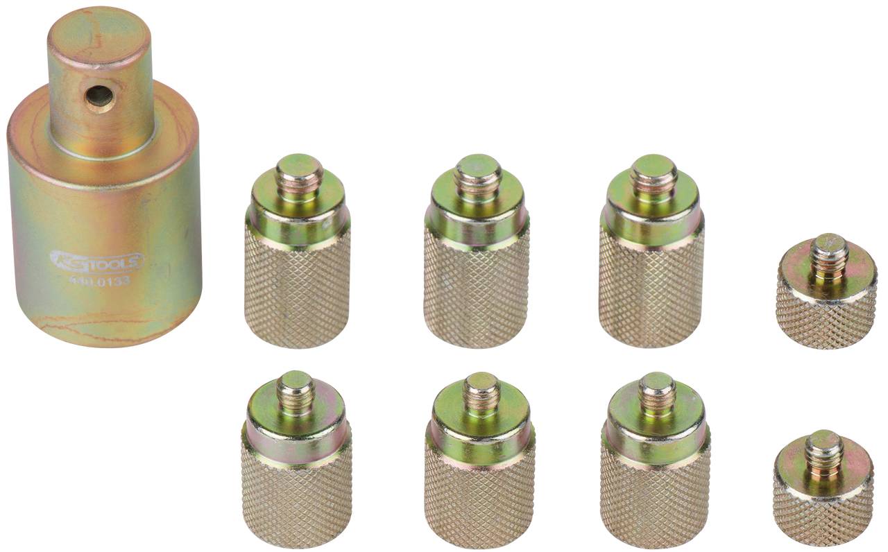 'Acht runde, metallische Adapter mit Rändelung, platziert neben einem größeren Adapter mit glatter Oberfläche.'