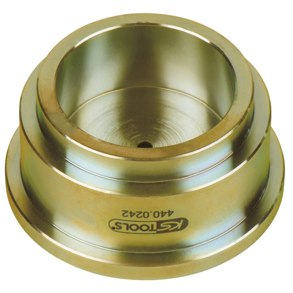 Ein runder, metallischer Adapterring mit glatter Oberfläche, auf dem 'KS TOOLS 410.0242' eingraviert ist. Geeignet für den technischen Einsatz.