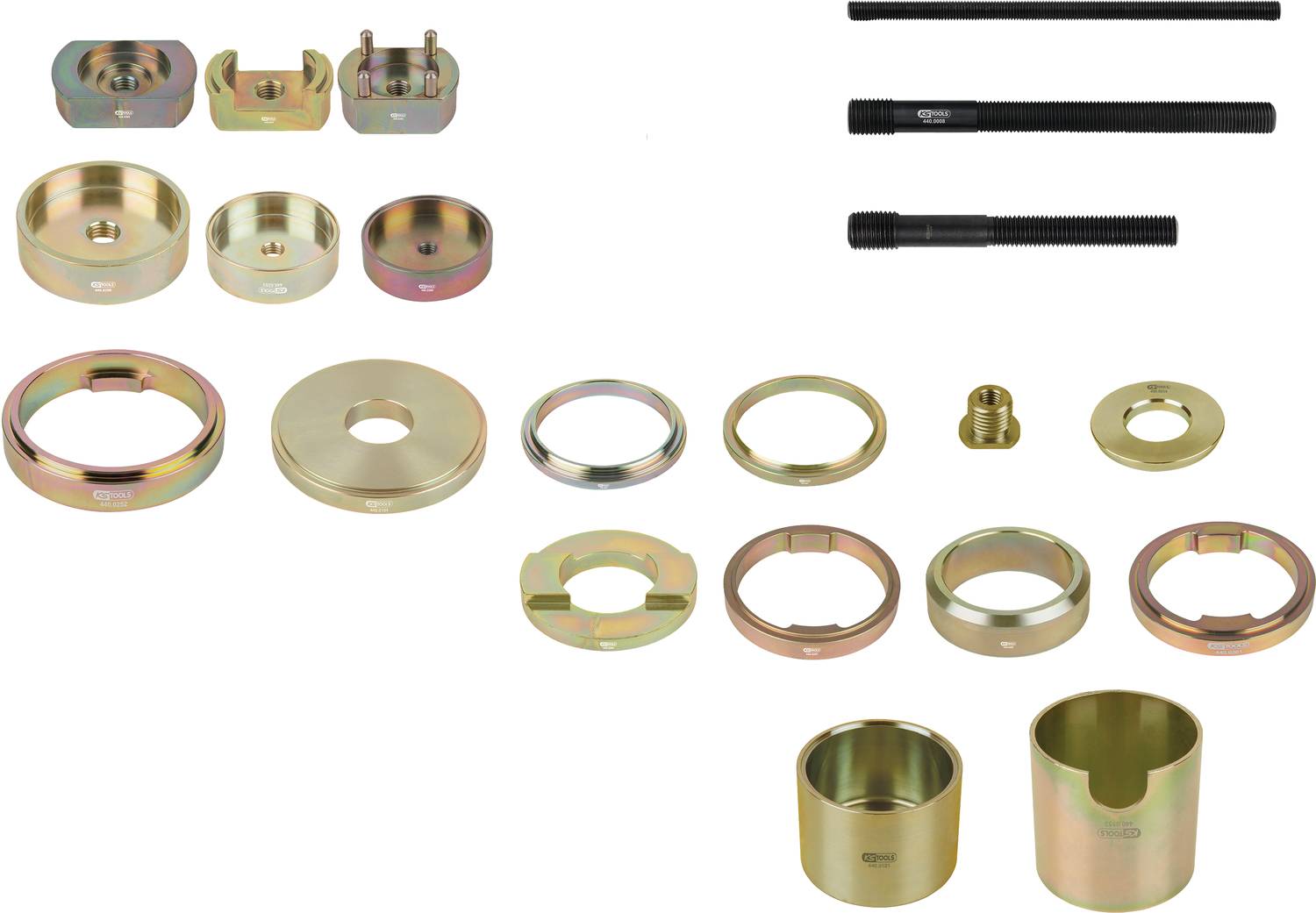 Mehrere Autoteile und Werkzeuge aus Metall, darunter Ringe, Adapter und Gewindebolzen, auf weißem Hintergrund gruppiert.