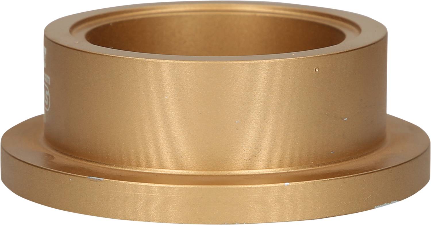 Ein bronzefarbenes, zylindrisches Metallteil mit breitem Rand, möglicherweise ein Maschinenteil oder Lager.