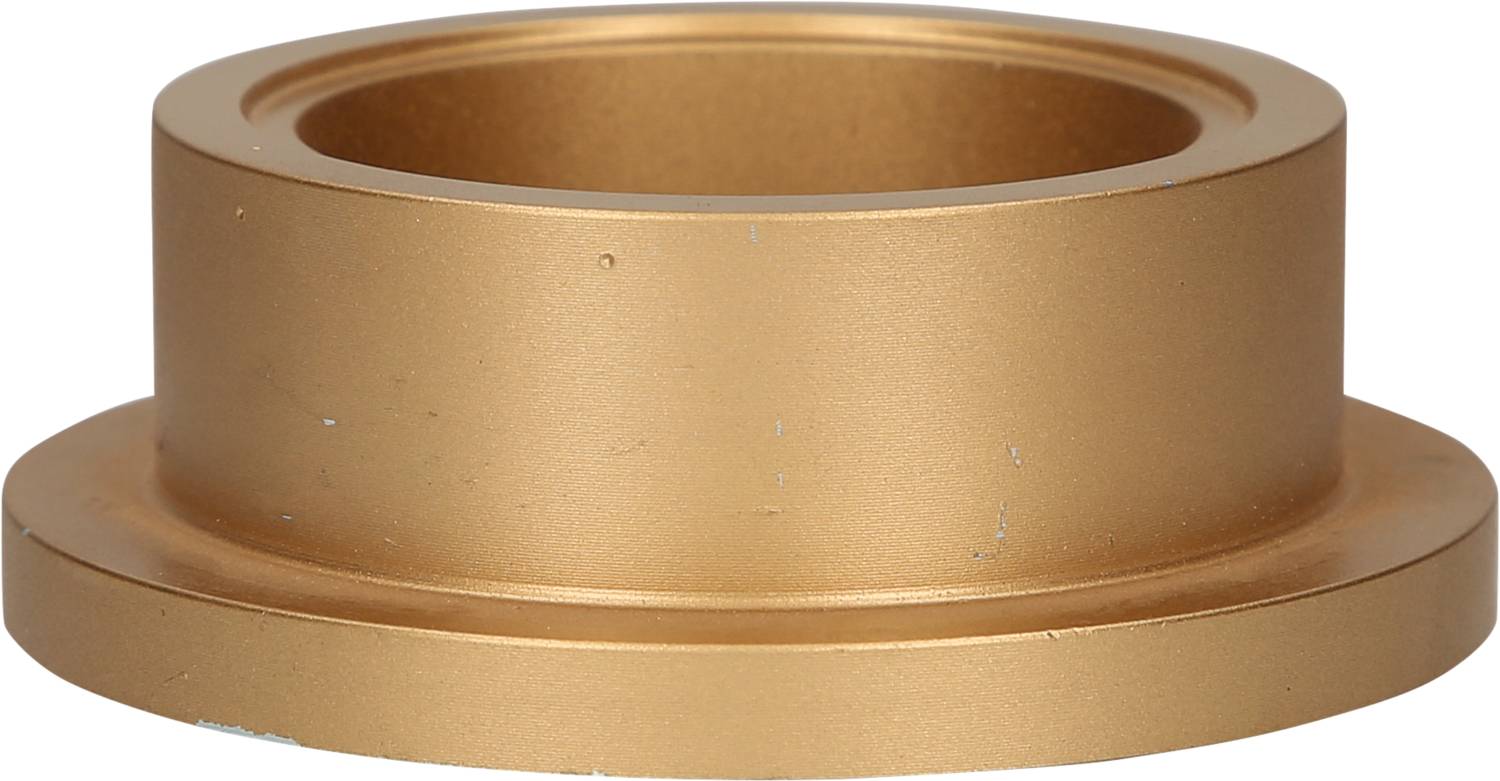Runde, goldene Metallbuchse mit einem breiten, flachen Rand, vor einem weißen Hintergrund.