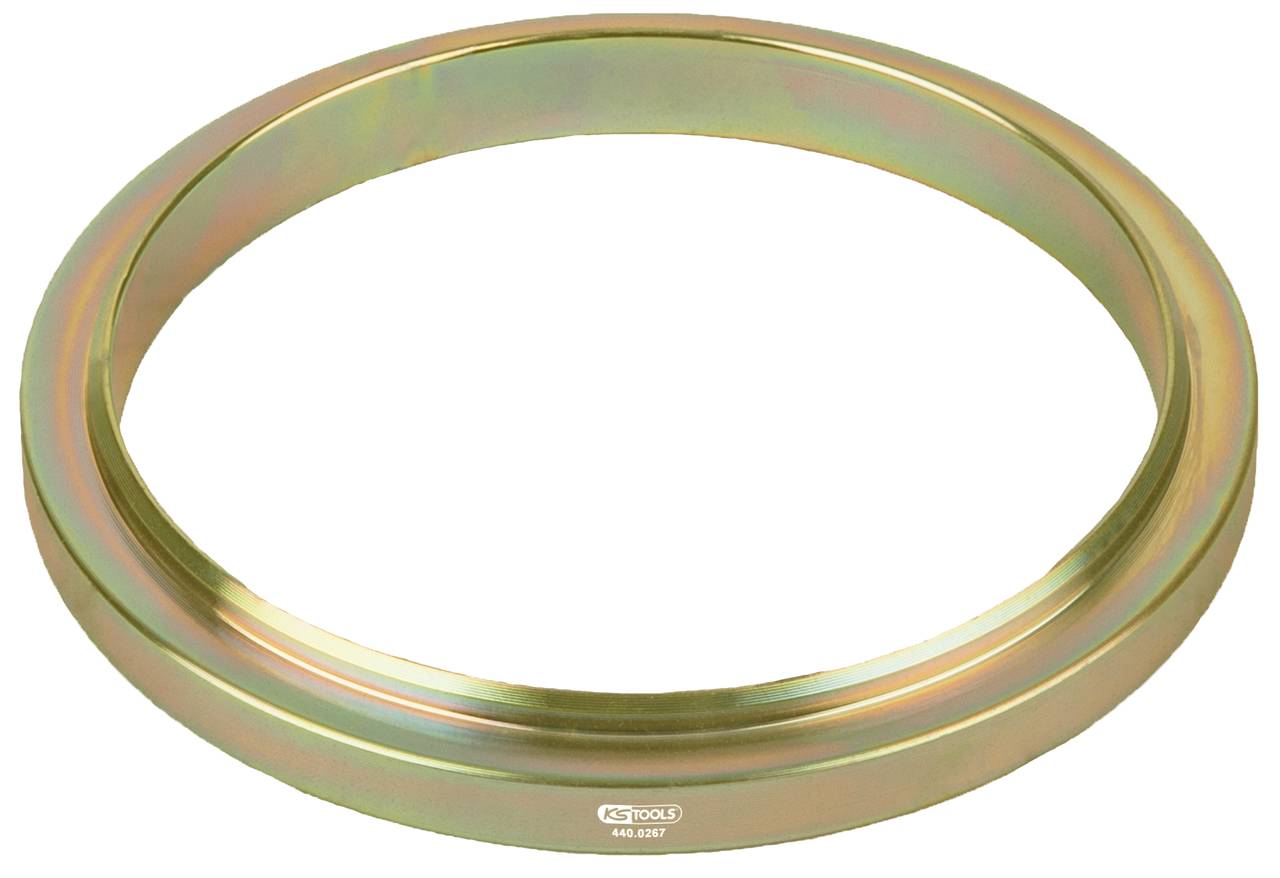 Ein runder, goldfarbener Metallring mit einer glatten Oberfläche.
