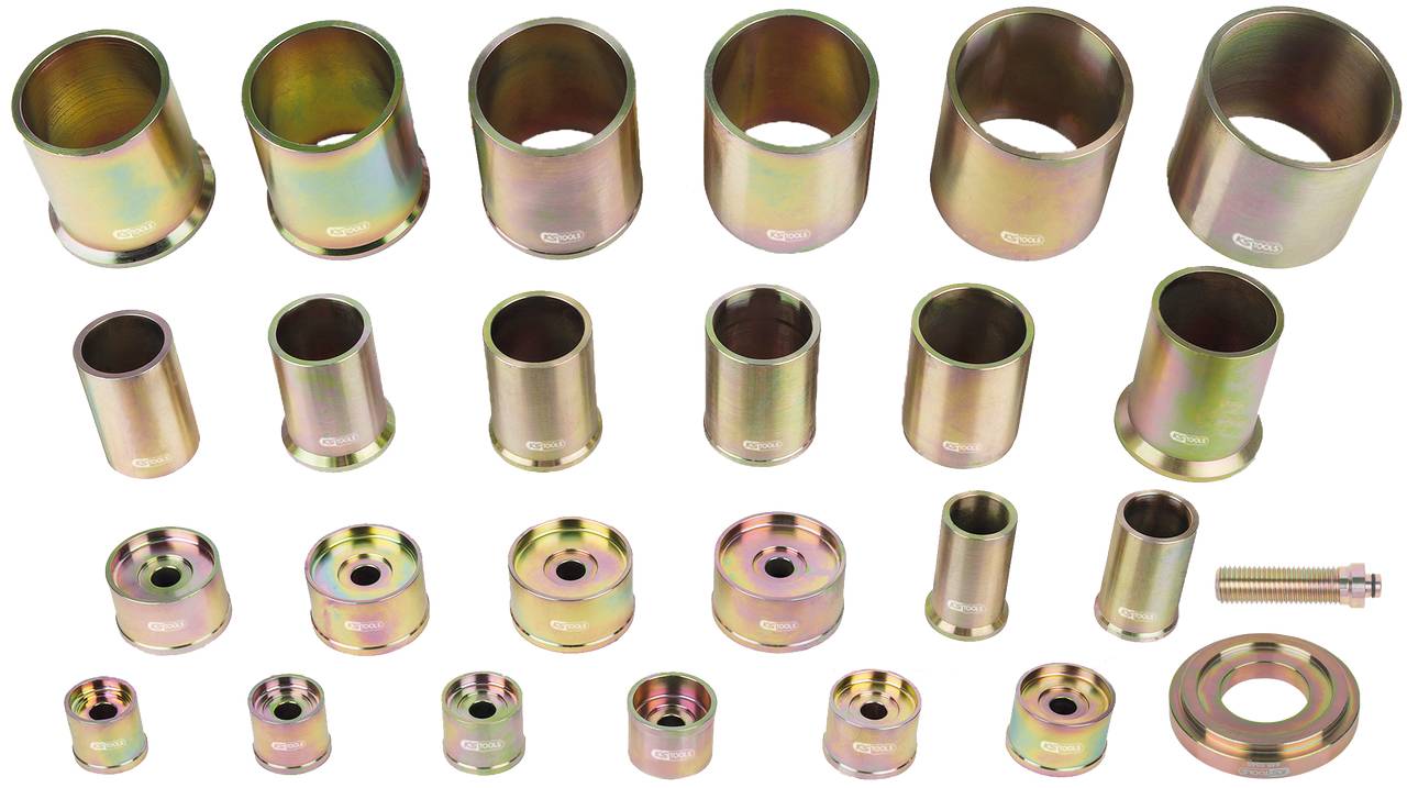 'Eine Sammlung von zylindrischen Metallteilen in verschiedenen Größen, aufgereiht in vier Reihen, von groß nach klein geordnet.'