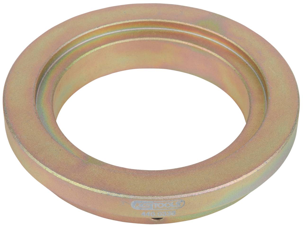 Metallring, goldfarben, mit kleinem inneren Durchmesser. Liegt auf einer weißen Oberfläche.