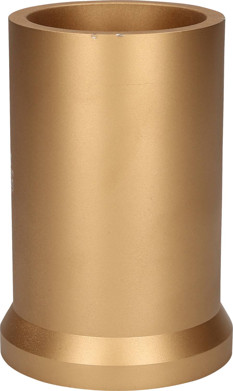 Ein zylindrischer, goldfarbener Metallbecher mit glatter Oberfläche und offenem oberen Ende.