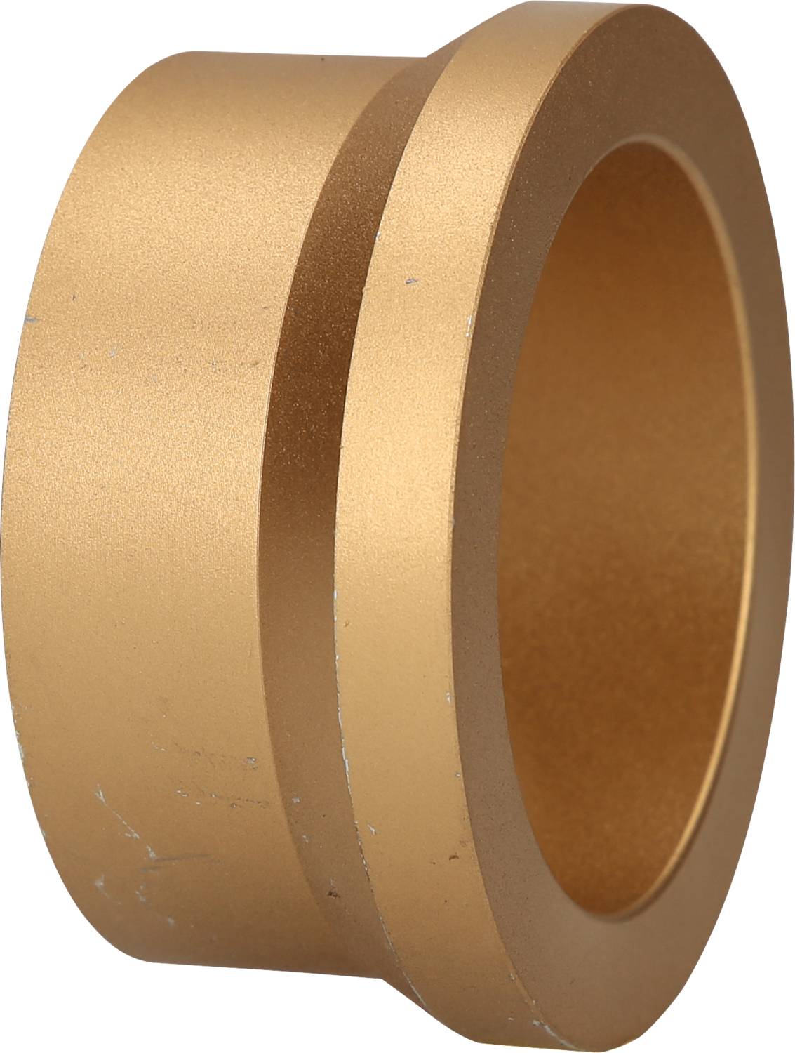 Ein goldenes, zylindrisches Metallteil mit einer L-förmigen Kante, möglicherweise als Verbindungselement verwendet.