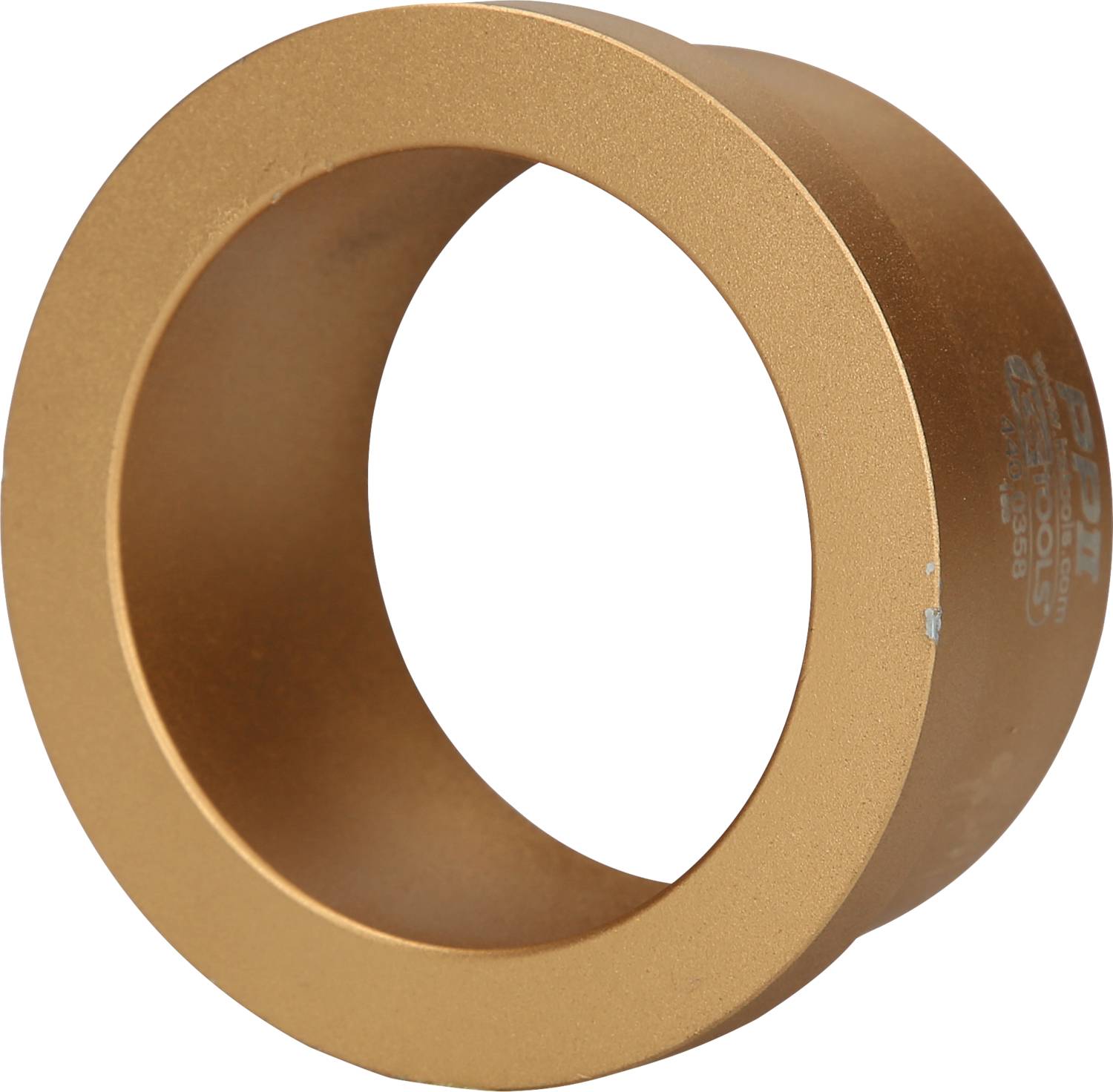 Ein bronzefarbener Metallring mit glatter Oberfläche, das Innere ist hohl.