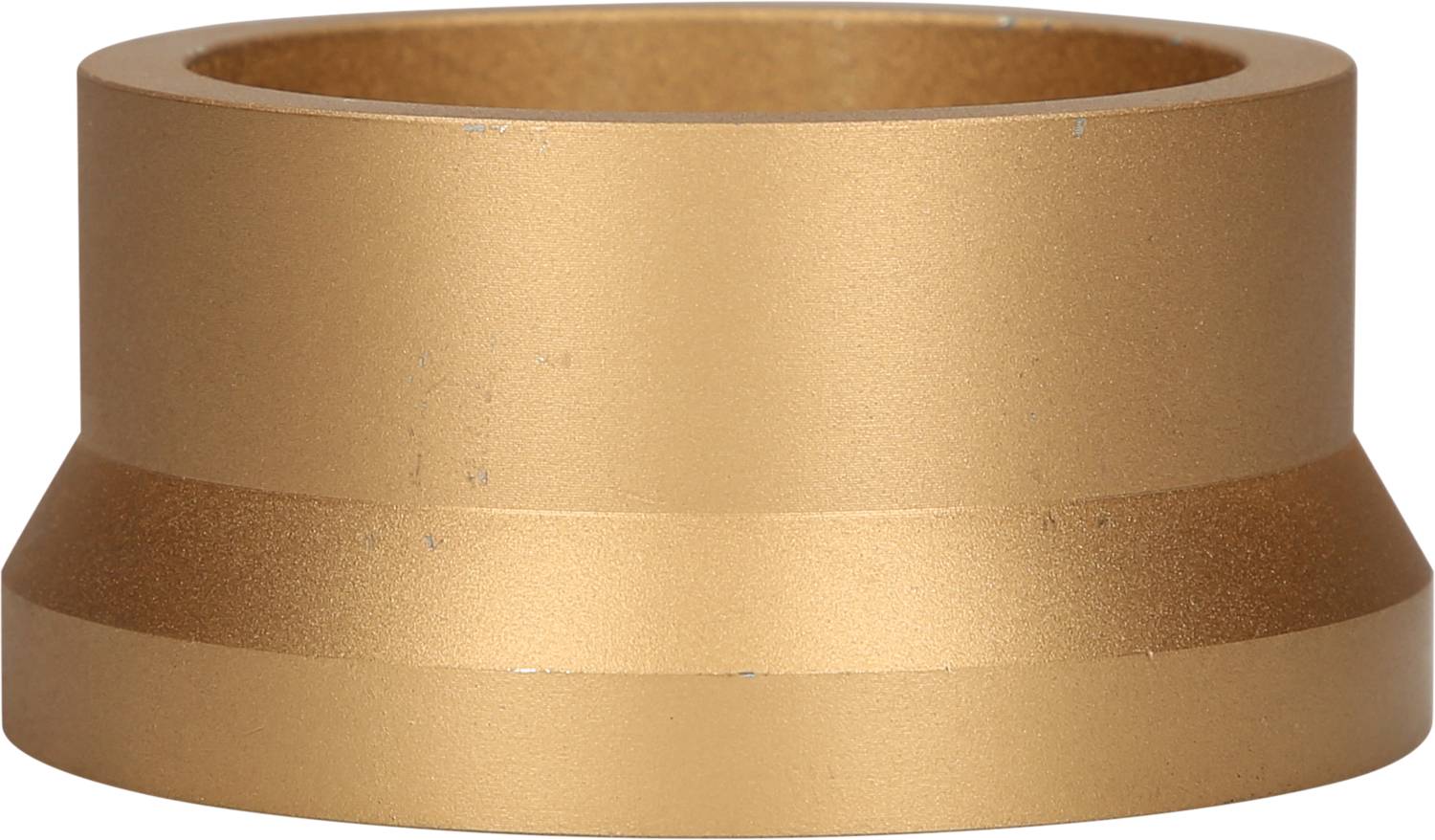 Ein goldener, runder Metallring mit breiter Basis und schmaler Oberkante.
