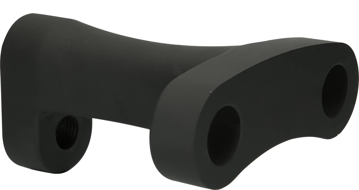 Ein schwarzes, ergonomisch geformtes Metallteil mit zwei großen Öffnungen an den Enden, möglicherweise ein Adapter oder Befestigungselement.