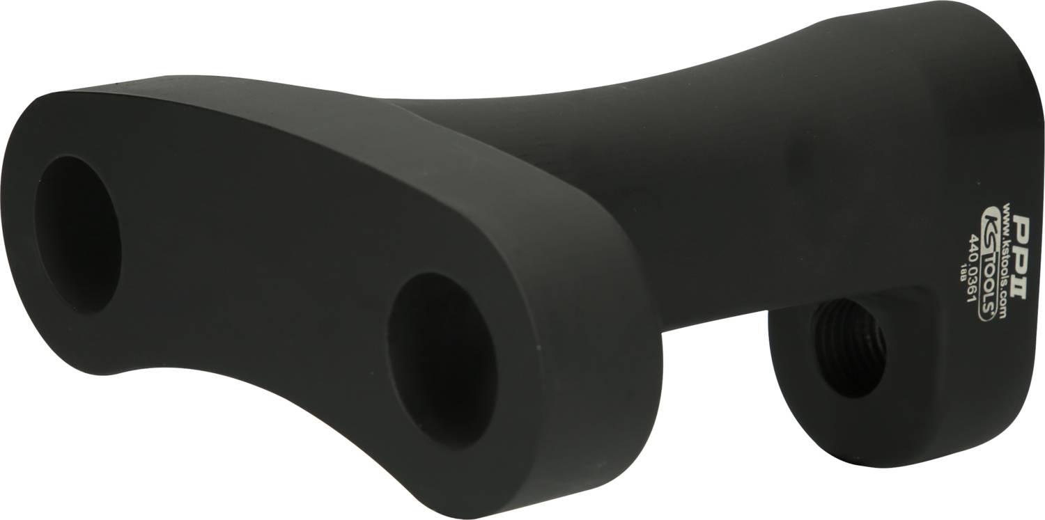 Ein schwarzes, gebogenes Metallstück mit zwei Bohrungen an den Enden, möglicherweise ein Verbindungselement oder eine Halterung.