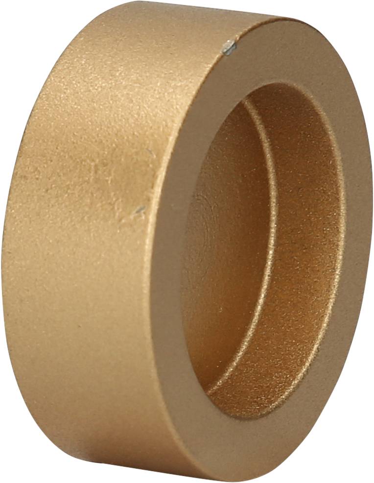 Ein goldener, zylindrischer Ring oder Abstandshalter vor einem weißen Hintergrund.