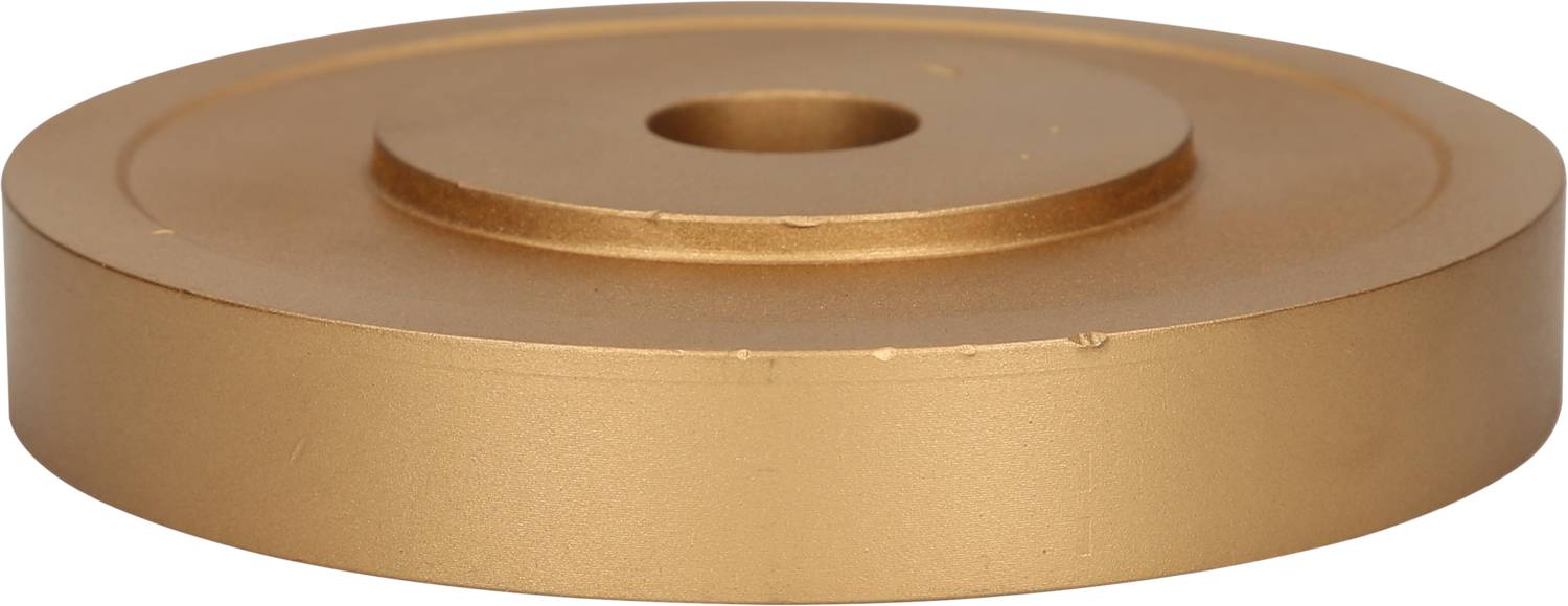 Runde, flache Metallplatte in goldener Farbe mit zentralem Loch.