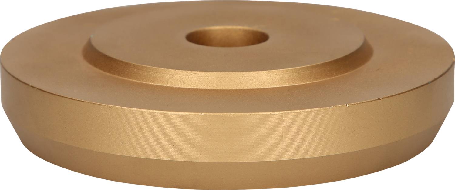 Ein flacher, goldfarbener Metallgegenstand mit kreisförmiger Vertiefung in der Mitte, möglicherweise eine Scheibe oder Basis.