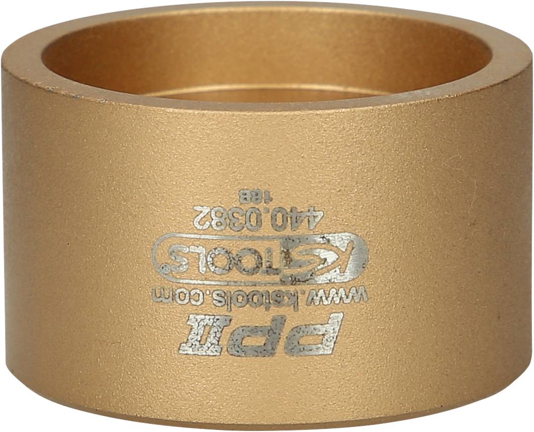 Ein bronzefarbenes, zylindrisches Metallstück mit der Aufschrift 'PPI', 'KS Tools', und einer Seriennummer, dient als Autofertigungsteil.