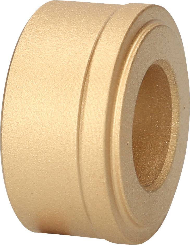 Goldene, zylindrische Metallbuchse, hohl in der Mitte, geschliffen.