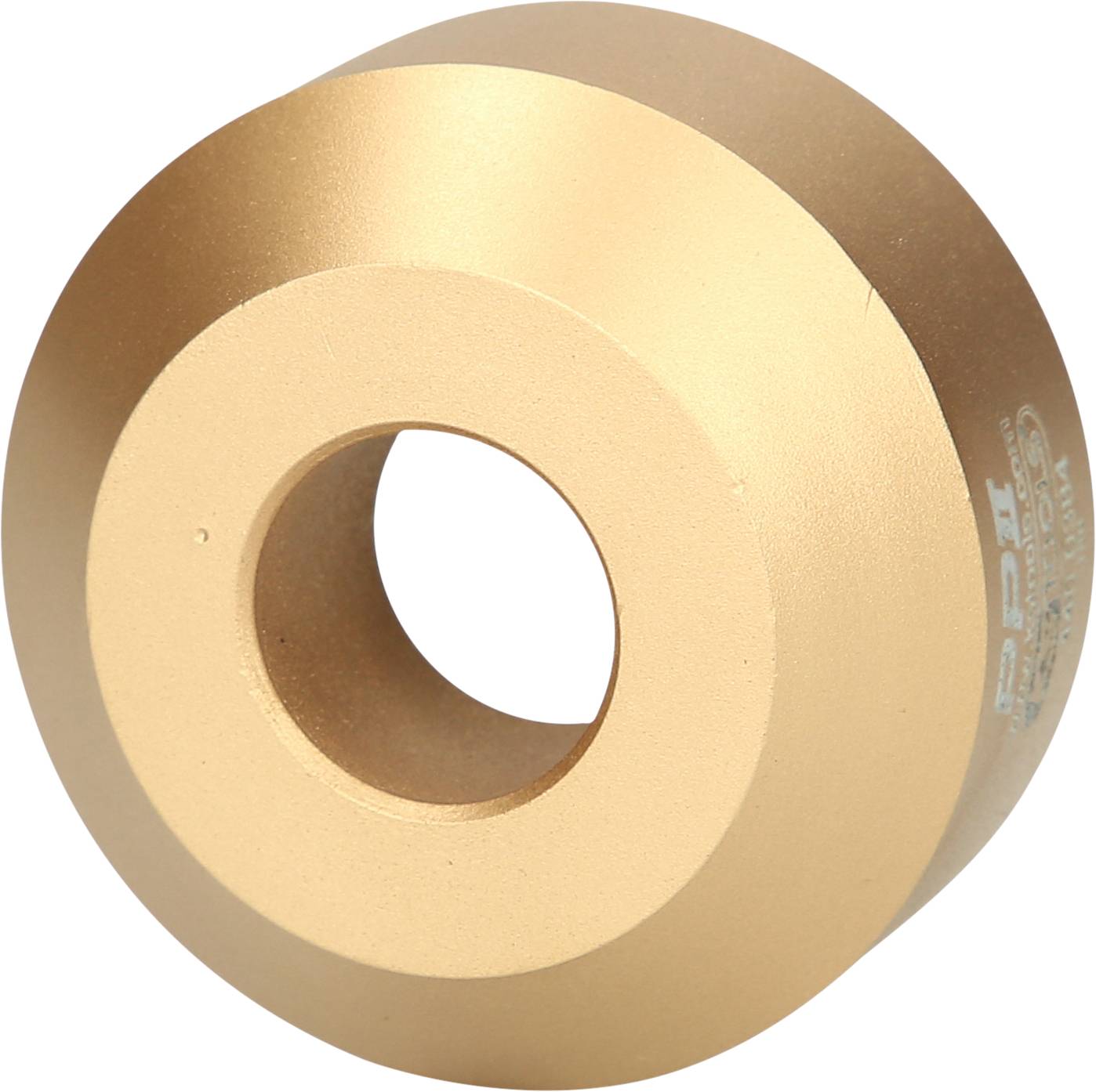 Ein goldener Metallring mit einem breiten Rand und einer zentralen Öffnung. Die Oberfläche ist glatt und reflektiert Licht dezent.