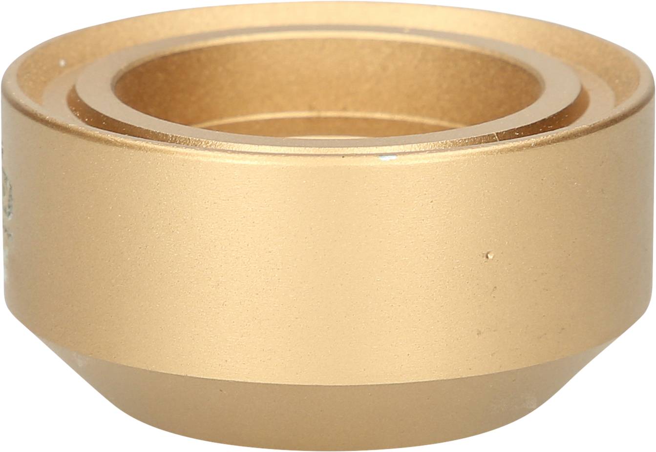 Ein goldener Metallring mit einer abgesetzten Außenkante und glatter Oberflächenstruktur.