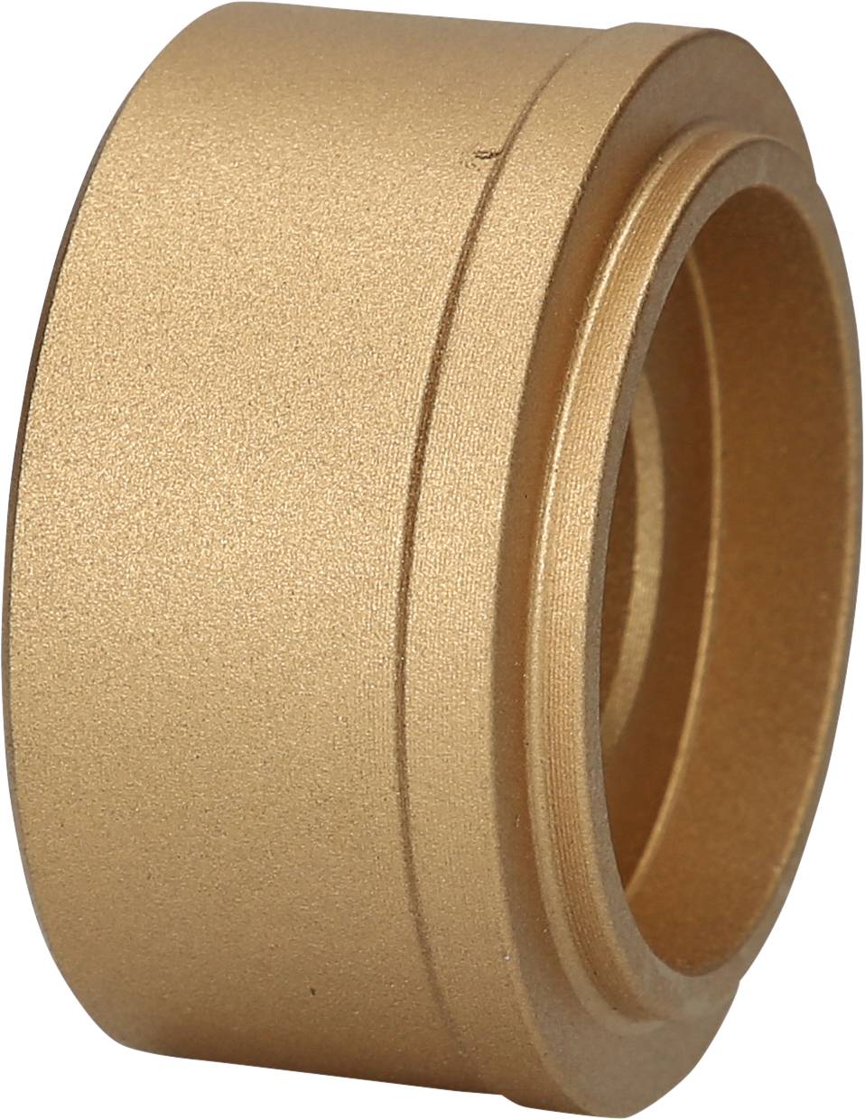 Ein rundes, metallisches, goldenes Bauteil mit mehreren konzentrischen Ringen, wahrscheinlich ein Maschinenteil oder Adapterstück.