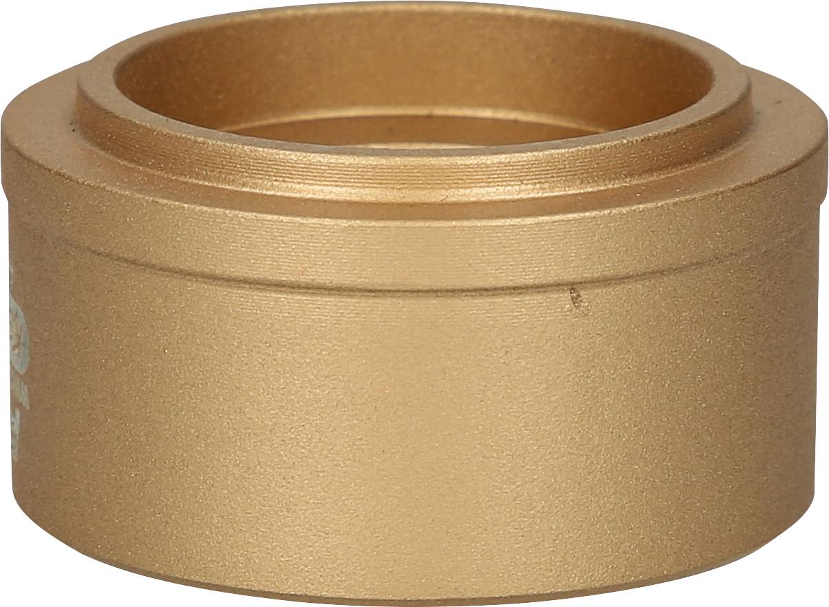 Ein bronzefarbener, zylindrischer Metallring auf weißem Hintergrund.