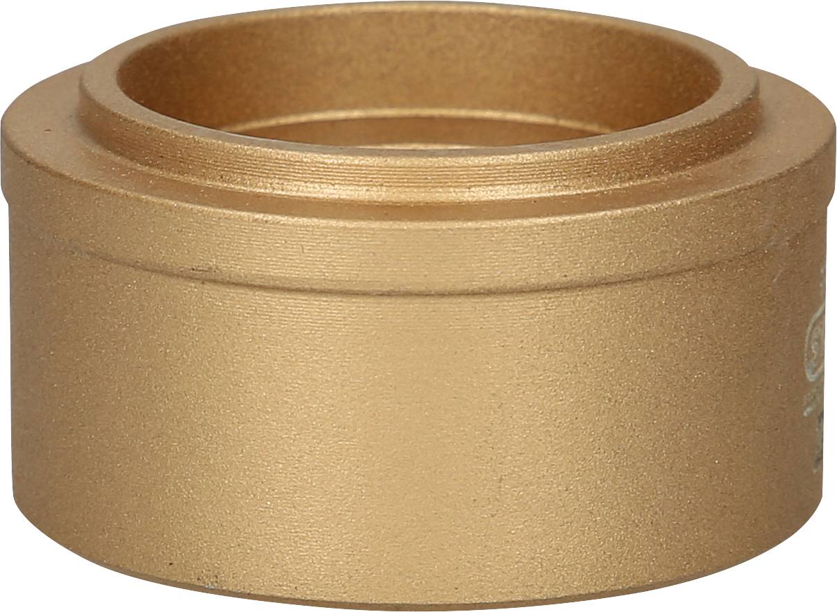 Metallischer Zylinder in Goldfarbe, vermutlich ein Bauteil oder Adapter, auf neutralem Hintergrund.
