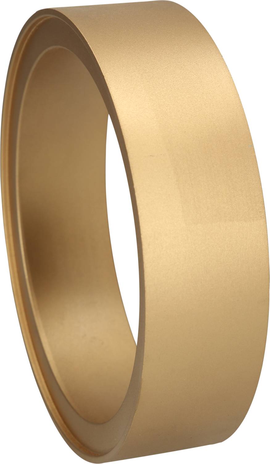 Goldener Metallring mit matter Oberfläche, schräg zur Seite fotografiert.