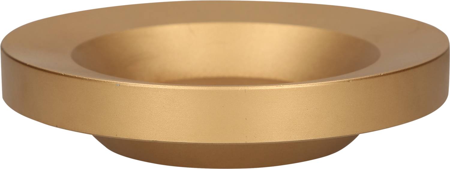 Ein flacher, runder goldener Kerzenhalter mit eingesenkt wirkendem Mittelteil, geeignet für Stumpenkerzen.