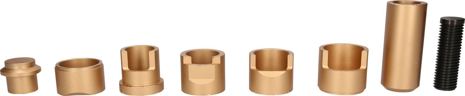 Acht goldfarbene Metallhülsen und ein schwarzer zylindrischer Bolzen in einer Reihe angeordnet auf weißem Hintergrund.