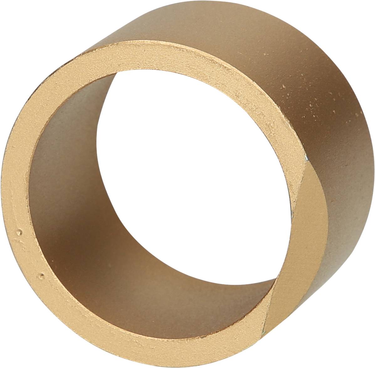 Ein goldfarbener, zylinderförmiger Metallring auf weißem Hintergrund.