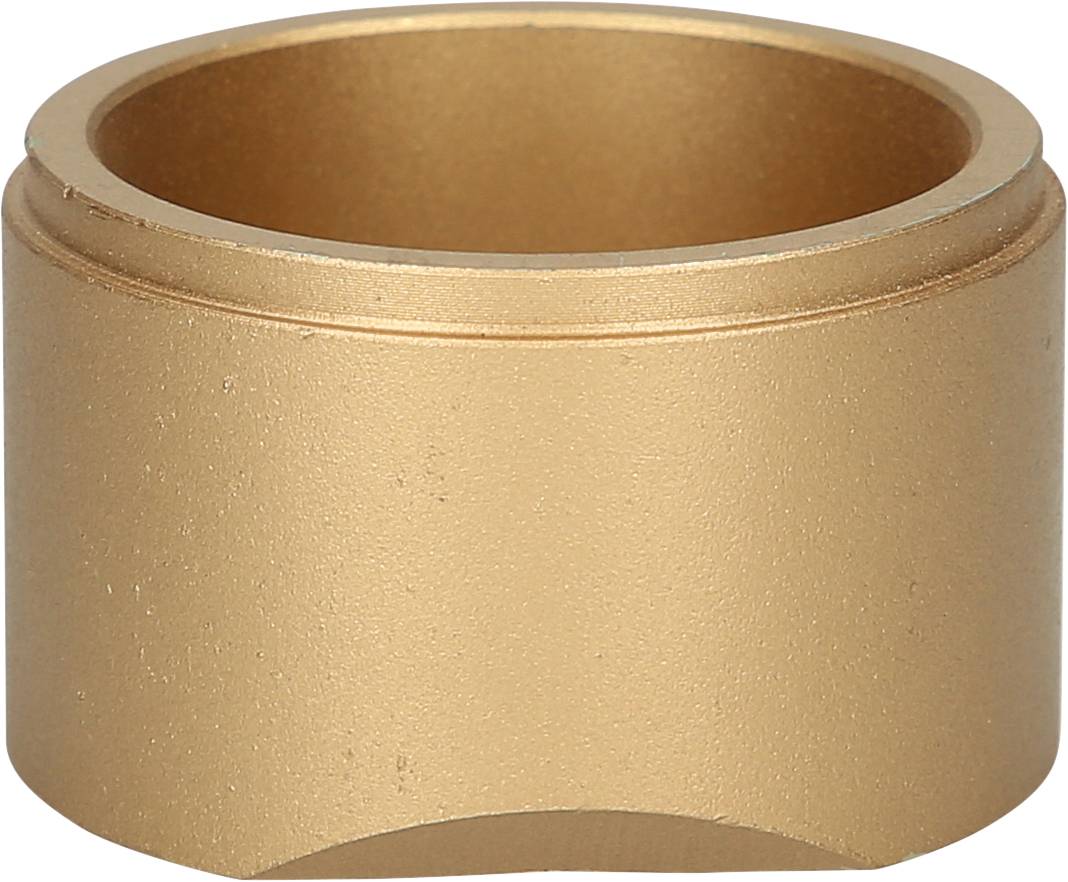 Ein goldener, zylindrischer Metallring mit einer glatten Oberfläche.