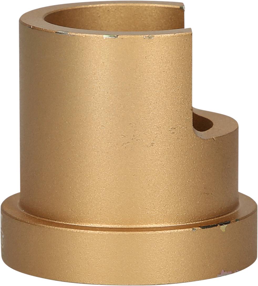 Ein kleiner, zylinderförmiger, golden glänzender Metallaufsatz mit einer Aussparung an der Seite.