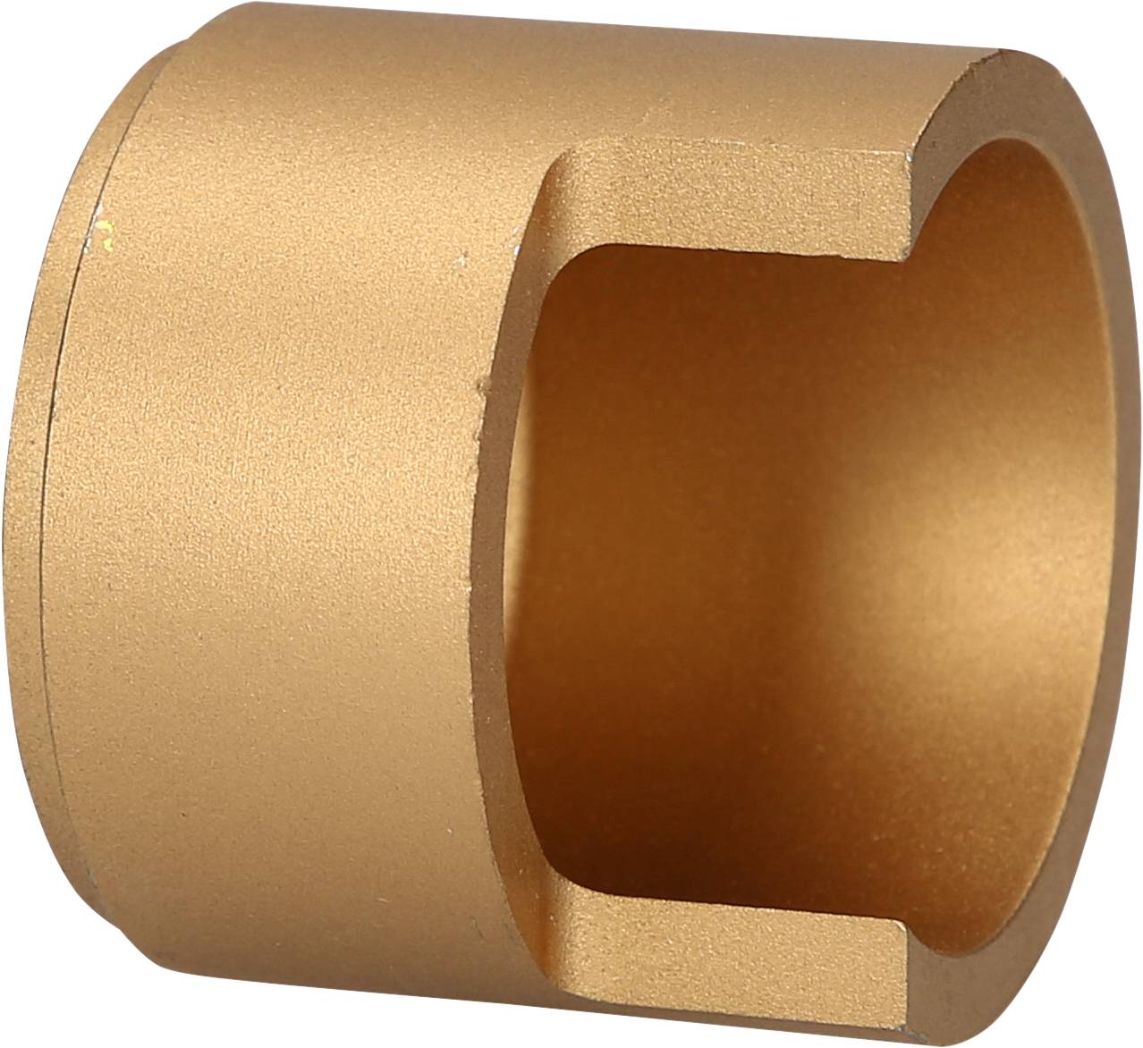 Ein goldenes, zylindrisches Metallstück mit einer offenen Seite, das als Buchse oder Lager genutzt werden könnte.