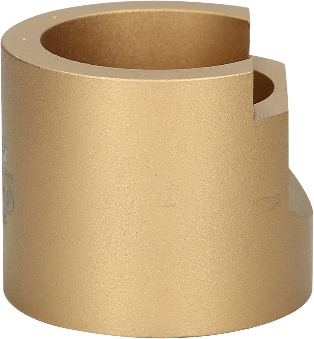'Goldenes, zylinderförmiges Metallstück mit offenem Schlitz und abgeschrägter Kante, vermutlich ein Maschinenteil oder eine Halterung.'