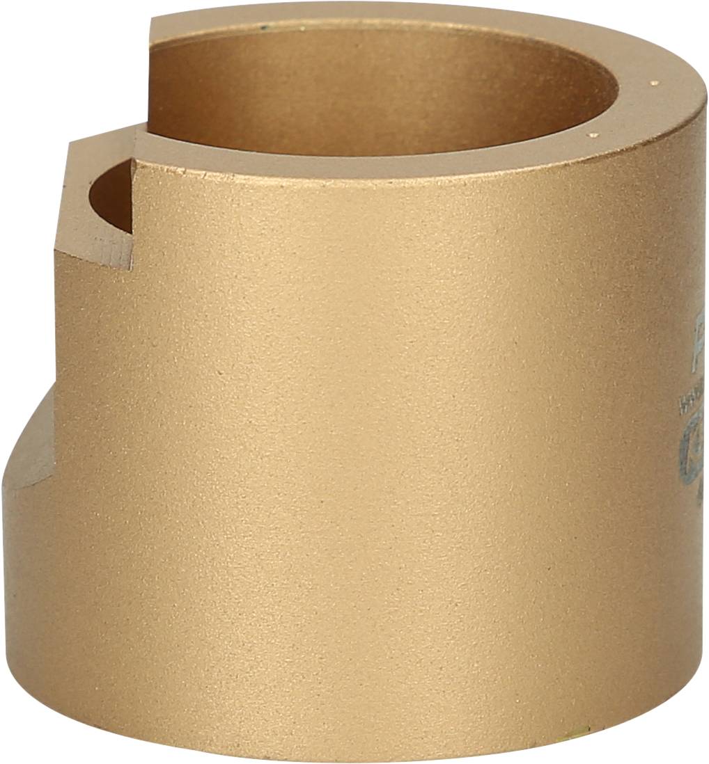 Ein zylindrisches Messingteil mit einem Schlitz an der Seite, möglicherweise ein mechanischer Adapter oder eine Hülse.