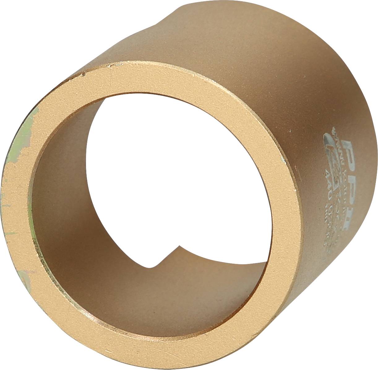 Metallischer, goldfarbener Ring mit abgeschrägtem Rand, möglicherweise ein Teil aus einem mechanischen oder technischen Zusammenhang.