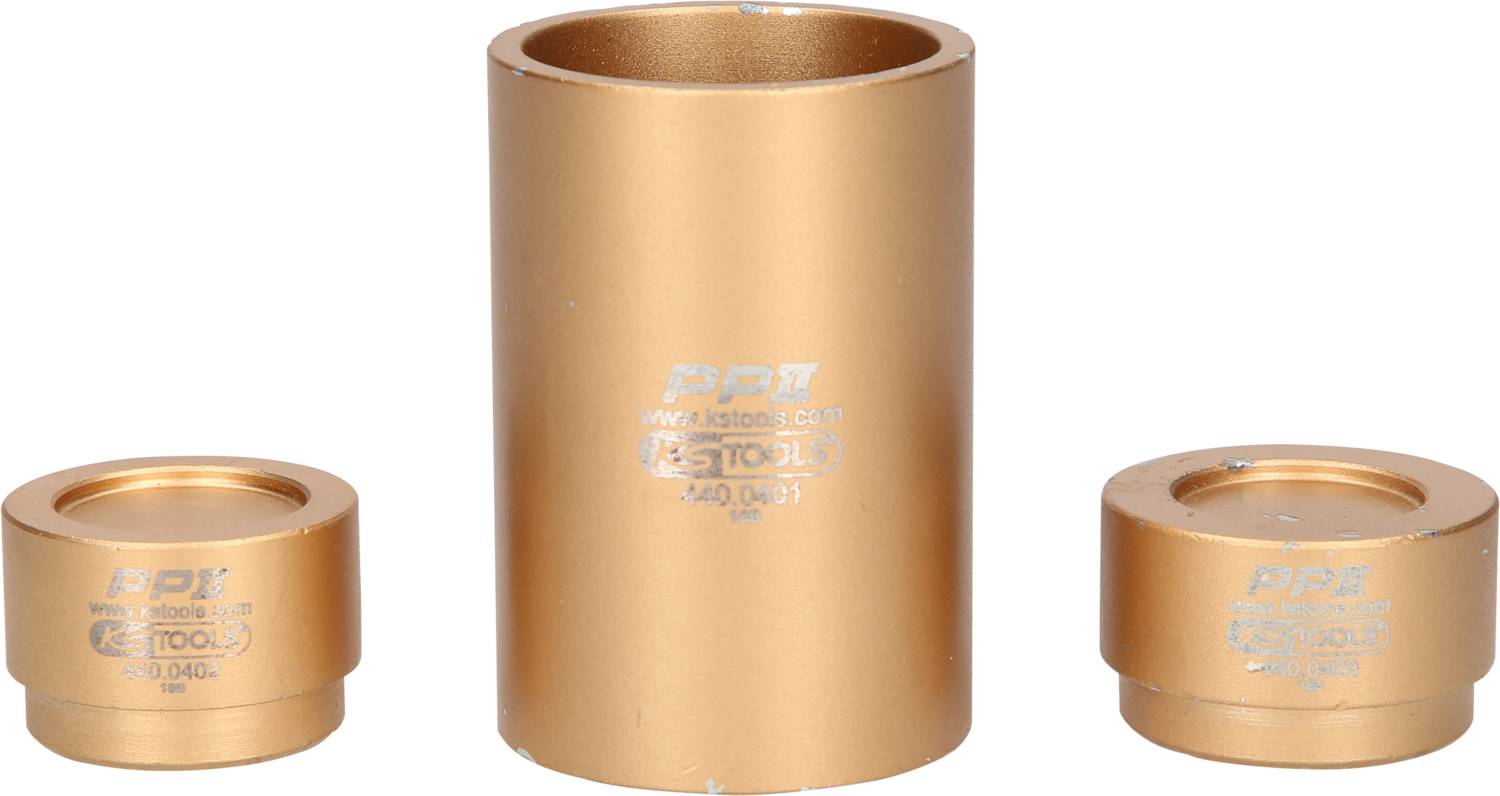 Drei zylindrische, goldene Behälter in verschiedenen Größen, auf einer weißen Fläche. Sie sind mit technischen Spezifikationen beschriftet.