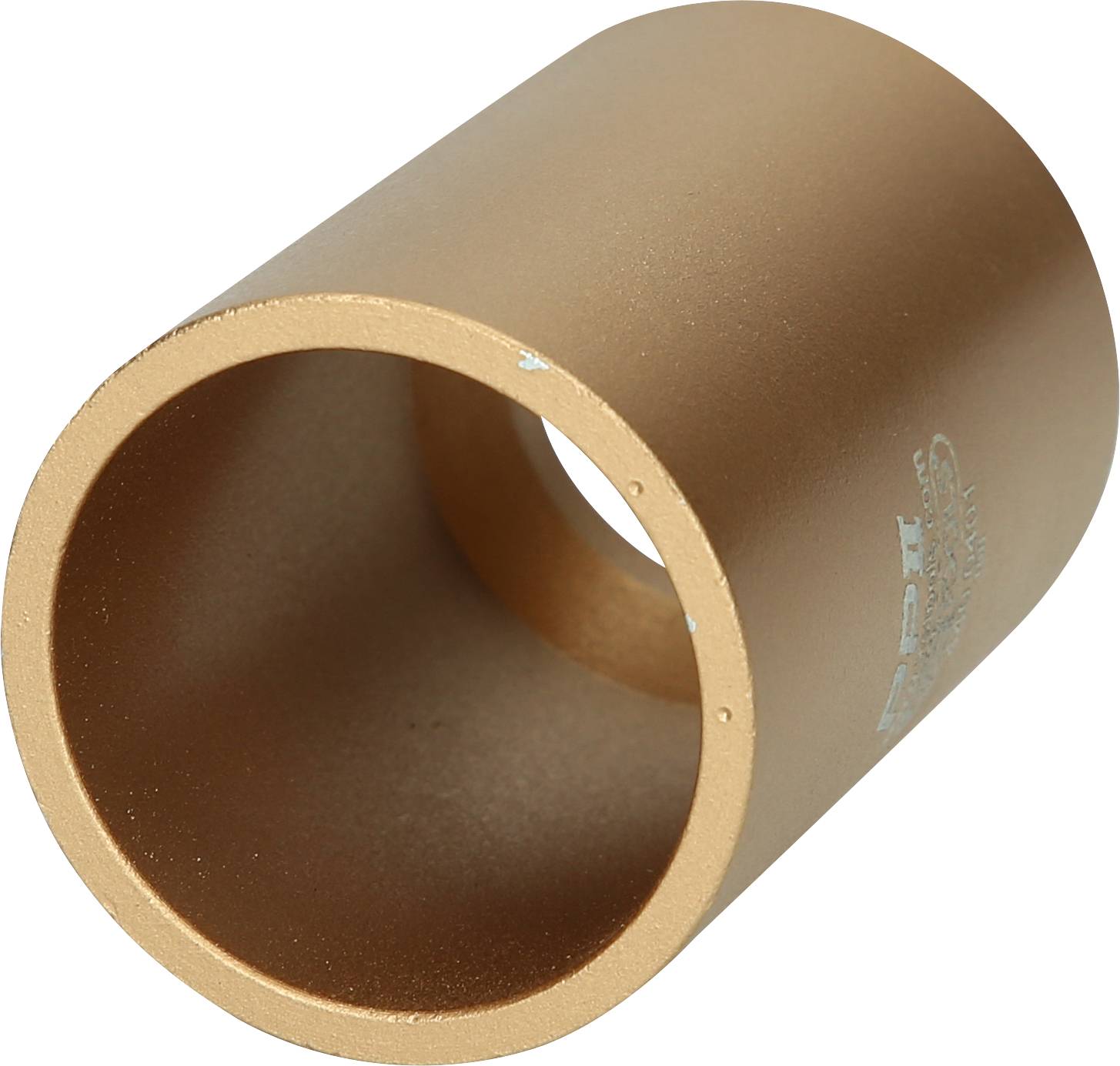 Metallischer, zylindrischer Adapter in goldener Farbe.