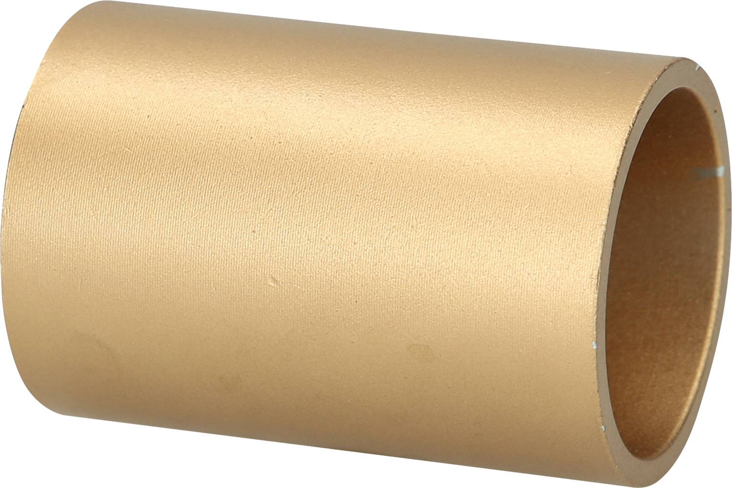 Ein zylindrisches, goldfarbenes Metallstück, geöffnet an beiden Enden. Es hat eine glatte, matte Oberfläche und liegt horizontal.