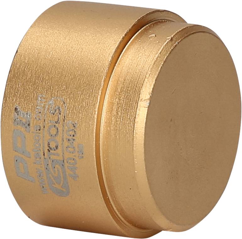 Kleiner, runder, goldener Metallblock mit Aufschrift 'PPT 81004 S18MSL'. Verwendung vermutlich für Präzisionsarbeiten oder Werkzeuge.