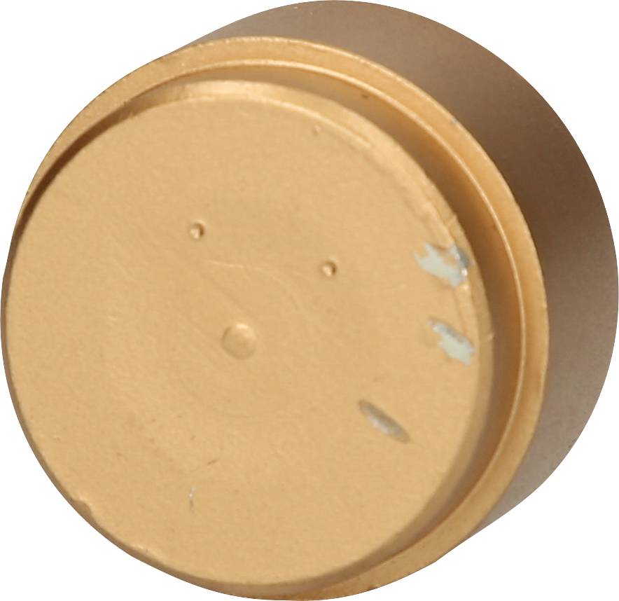 Eine goldene, runde Kappe mit leichten Gebrauchsspuren, möglicherweise ein Deckel für Kosmetik oder Parfümflasche.