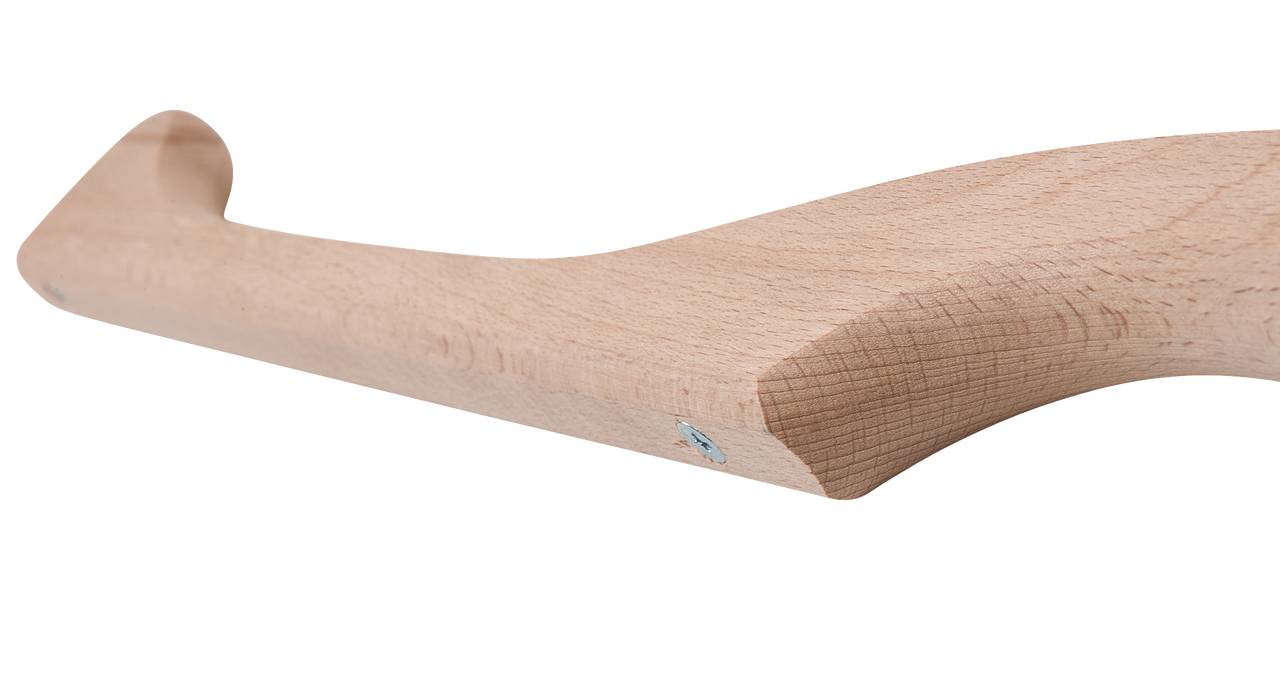 Ein hölzerner Griff mit ergonomischer Form, leicht geschwungen für verbesserten Halt.