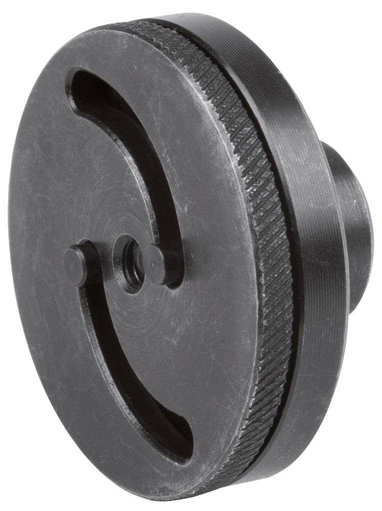 Eine schwarze Metallscheibe mit geriffeltem Rand und zwei Schlitzen. Sie hat eine Öffnung in der Mitte und dient wahrscheinlich als Maschinenteilsicherungswerkzeug.