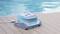 Ein blauer Poolreinigungsroboter auf Holzdeck am Beckenrand eines Schwimmbeckens, bereit zur Reinigung.