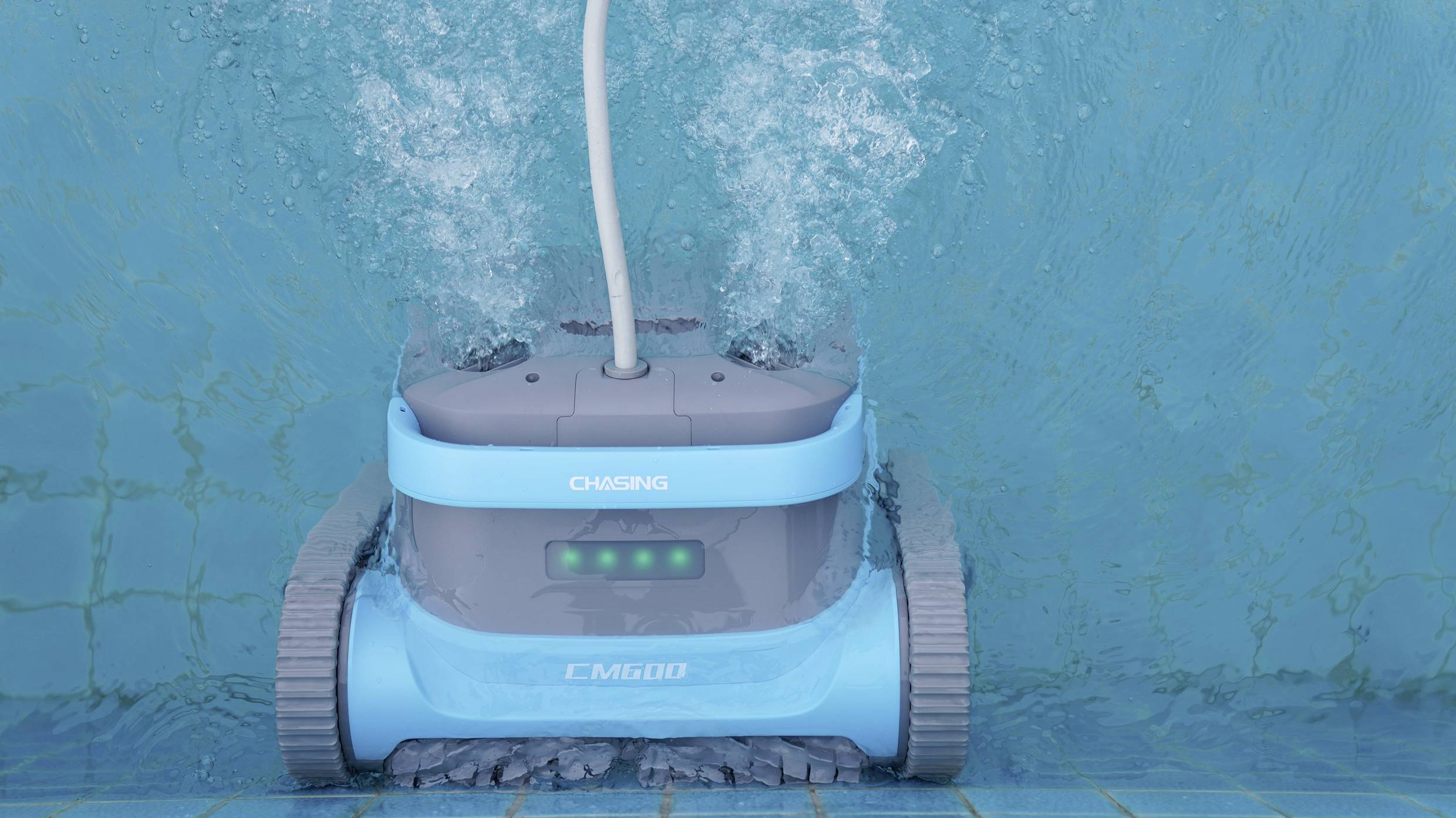 Ein Poolreinigungsroboter C-M600 reinigt die blaue Poolwand unter Wasser. Wasserwirbel entstehen durch die Bewegung des Roboters.