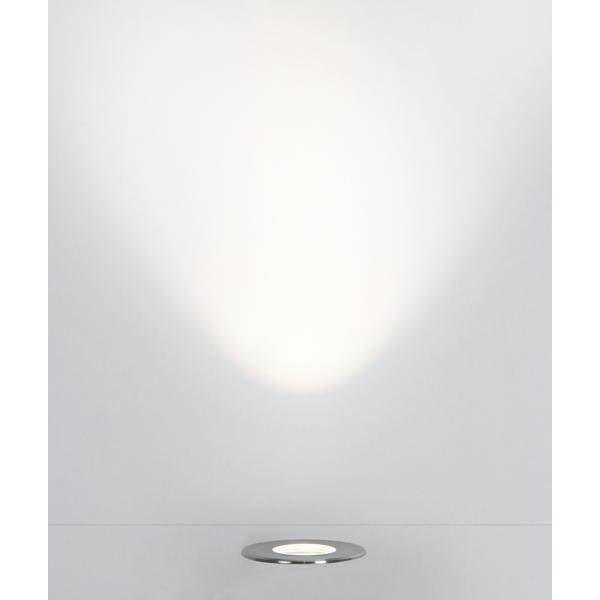 Eine Wandleuchte strahlt warmes weißes Licht nach oben aus und erzeugt einen sanften Lichtkegel auf der grauen Wand.