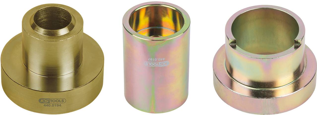 Drei Metallformen, zylindrisch, in verschiedenen Größen. Die Oberflächen schimmern in goldenen, silbrigen und regenbogenfarbenen Tönen.