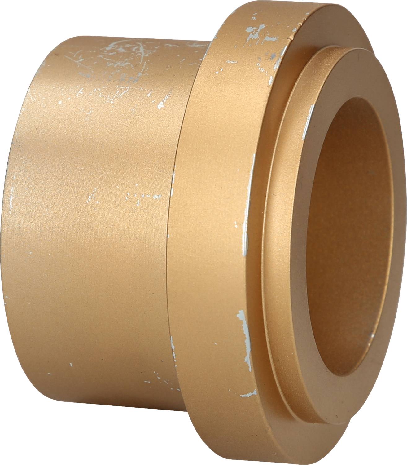 Ein bronzefarbener Metallring mit abgenutzten Stellen, abgerundeter Kante und Innenöffnung.