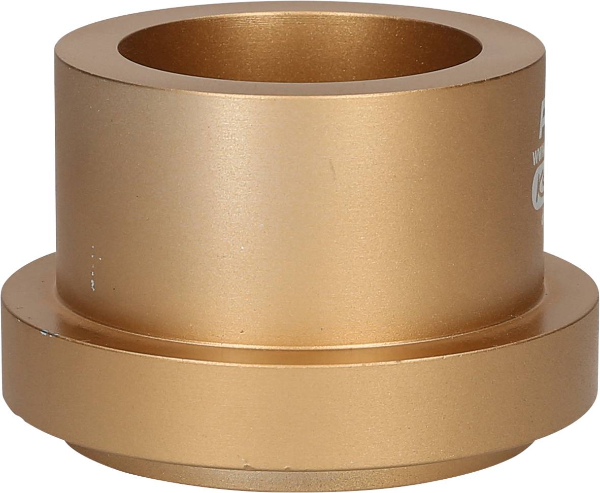 Ein goldfarbener Metalladapter, zylindrisch geformt, mit einem breiteren flachen Rand an der Unterseite.