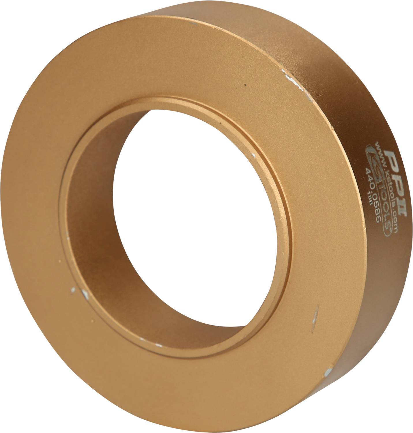 Goldene Metallring-Komponente mit Aufschrift, verwendet in mechanischen Anwendungen oder Maschinenbau, isoliert vor weißem Hintergrund.