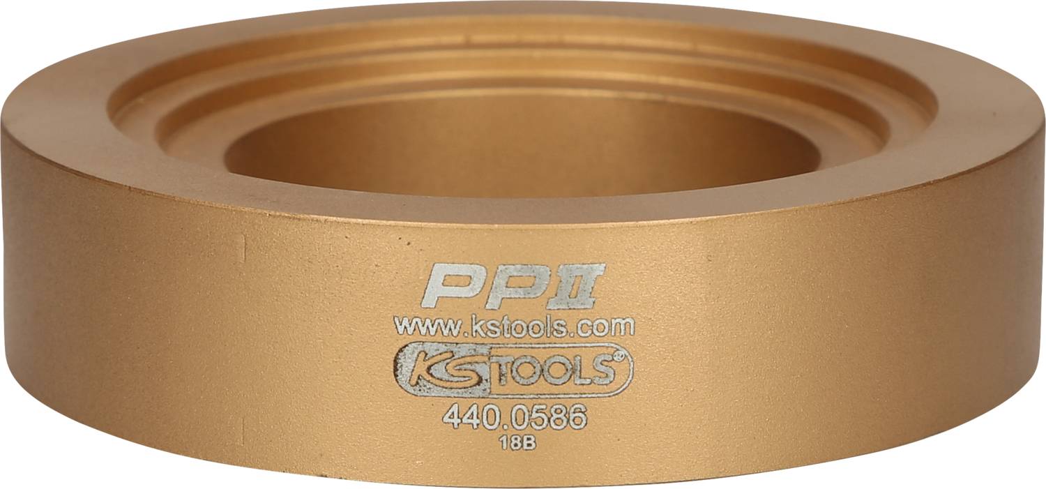 Ein goldener, runder Adapterring mit der Gravur 'PP II' und 'KS Tools 440.0586', verwendet für mechanische Anwendungen.
