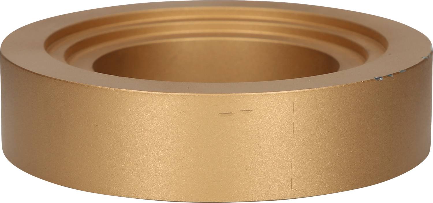 Ein goldfarbenes, rundes Metallteil mit glatter Oberfläche und konzentrischen Rillen in der Mitte.